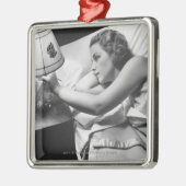 ランプを消すベッドにあっている若い女性 メタルオーナメント (左)