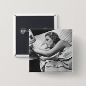 ランプを消すベッドにあっている若い女性 缶バッジ (正面&裏面)