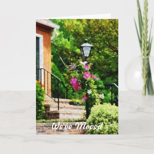 ランプポスト上のクレマティス – 引っ越しましたカード 案内状 (正面)