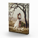 ラヴエレガントスクリプ結婚トの写真新婚フレーム フォトブロック<br><div class="desc">LDデザインロフト統一されたのラブスクリプトの写真Newlyweds Framed Blockでエレガント、あなたのハートが純粋なエレガンスのショーケースで結婚瞬間を楽しむことができる。この絶妙に完成したフレームはあなたの大切な思い出のための容器であり、2つの魂の愛の旗の下に1つになった日へのポータル。洗練を求める鋭い目でデザインされたこのフォトブロックモダンは、結婚式の日の一部（笑い声、涙、約束）を取ることができ保護、シックでフレームの範囲内で楽しむことができコンテンポラリーる。あなたの選ばれた瞬間は、新郎新婦の名前で飾られ、あなたの絆の本質を捉える優雅な"愛"のスクリプトタイポグラフィに流れている。白い文字のオーバーレイは、黒い透明感に対して芸術的に設定され、あなたのイメージがこの物語の主人公であることを保証する。率直なキスであれ、星の下でのダンスであれ、ボリュームの外観であれ話、あなたの写真は、永遠の愛の宣言によって強調された明瞭さと感情で輝くであろう。この額縁の写真のブロックは、単なる装飾の項目ではない。それは物語であり、あなたの結婚式の日の誓いの具体的な症状である。彼らの特別な日を思い出す新婚夫婦のための洗練された形見として立ち、友人や家族の愛とサポートを体現する心のこもった贈り物。完璧な詳細であなたの思い出結婚を与えるために、LDデザインロフトは彼の手を救済伸ばす。写真とビジョンに合わせてこのデザインをカスタマイズするサポートについては、info@lddesignloft.comにアクセスする。問い合わせごとに、あなたの愛と同フレンドリーじくらい持続する形見を作成する旅のガイドを見つける。マントルピース、あなたの廊下、またはエレガントLove Scriptの写真Newlyweds Framed Blockでベッドルームを飾り結婚て、それが本当の愛の喜び、コミットメント、そして単純さを毎日のように思い出させまエレガントす。</div>