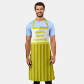 ラージイエローマストライプのムズホーム料理エプロン エプロン (着用した状態)