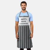 ラージグレイストライプのマママズホーム料理エプロン エプロン (着用した状態)