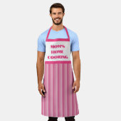 ラージピンクマストライプのマズホーム料理エプロン エプロン (着用した状態)