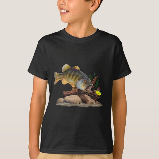 ラージマウスバスとルアーフィッシングの釣り人 Tシャツ (正面)