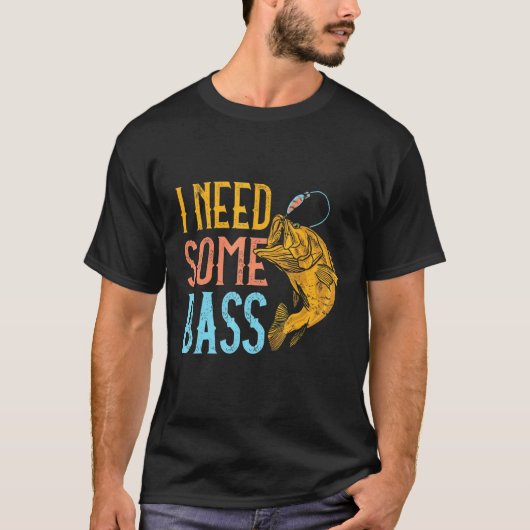 ラージマウスバスの釣り人向けの釣りダジャレ Tシャツ (正面)