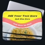 ラーメンおもしろいのパケットカスタムメッセージ ラップトップスリーブ<br><div class="desc">独自のことわざやおもしろいメッセージを追加しパーソナライズされたて、独自のラーメンをテーマにしたノートパソコンケースを作成。ボウルに入ったラーメンの写真の上に、鮮やかな赤と黄色のグラフィックを施したラーメンの包み込み模様をデザインしたノート型スリーブ。</div>