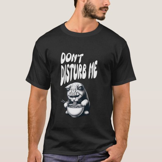ラーメンに夢中の猫、邪魔しないで、食事中の猫 Tシャツ (正面)
