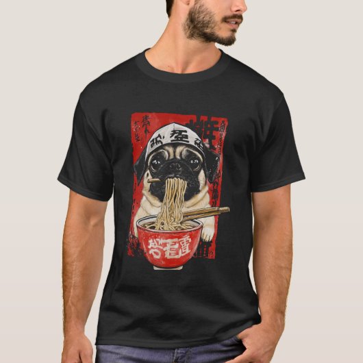 ラーメンを食べるパグ Tシャツ (正面)