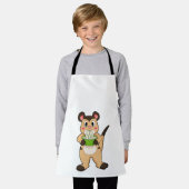 ラーメンを食べるメルカット エプロン (着用した状態)