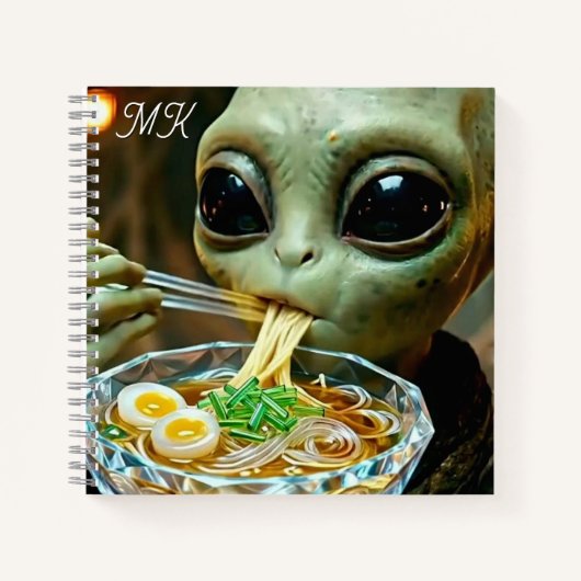 ラーメンを食べる面白いエイリアンのモノグラム入り ノートブック (正面)