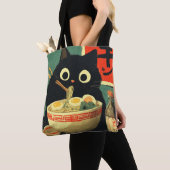 ラーメンを食べる面白い黒猫 トートバッグ (クローズアップ)
