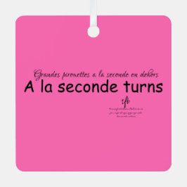 ラ・セカンデがホットピンクとブラックのSqを回す。 メタルオーナメント