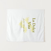 ラ・ドルチェ・ヴィータ イエロー 結婚 カップル 名前 日付 グリッター タペストリー (正面(横))