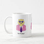 「ラ・フェラル・ファミリア」 – ピンクスーツの動物トリオ コーヒーマグカップ (左)