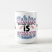 リアリティは過大評価されているので釣りをしています コーヒーマグカップ (中央)