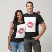 リアルなピンクの唇、孤立したキス Tシャツ (ユニセックス)