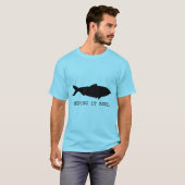 リアルに生きる、黒い魚 Tシャツ (正面フル)