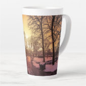 リガの夕暮れ時の雪景色のパノラマ カフェラテマグ (右アングル)