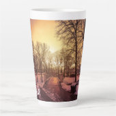 リガの夕暮れ時の雪景色のパノラマ カフェラテマグ (正面)