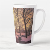 リガの夕暮れ時の雪景色のパノラマ カフェラテマグ (右)