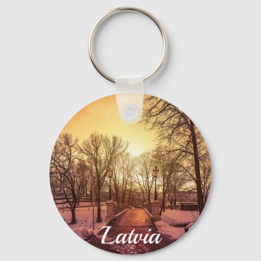 リガの夕暮れ時の雪景色のパノラマ キーホルダー (正面)