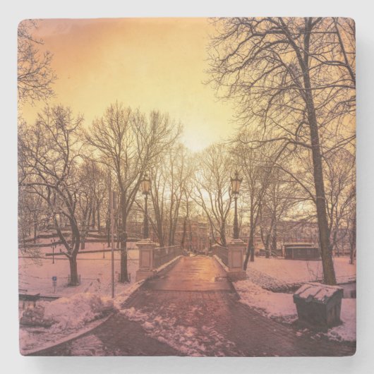 リガの夕暮れ時の雪景色のパノラマ ストーンコースター (正面)