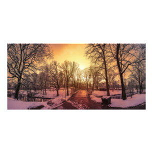 リガの夕暮れ時の雪景色のパノラマ フォトプリント