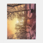 リガの夕暮れ時の雪景色のパノラマ フリースブランケット (正面)