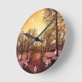 リガの夕暮れ時の雪景色のパノラマ ラウンド壁時計 (傾斜)