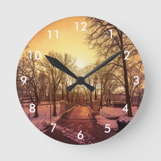 リガの夕暮れ時の雪景色のパノラマ ラウンド壁時計 (正面)