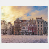 リガの夕暮れ通り フリースブランケット (正面(横))