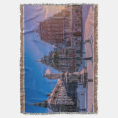 リガタウンホールスクエア冬 スローブランケット (正面縦)