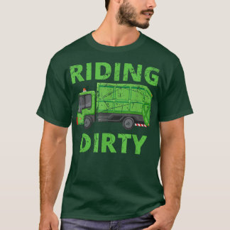 リサイクルごみトラックの子供たち男性が土に乗って Tシャツ