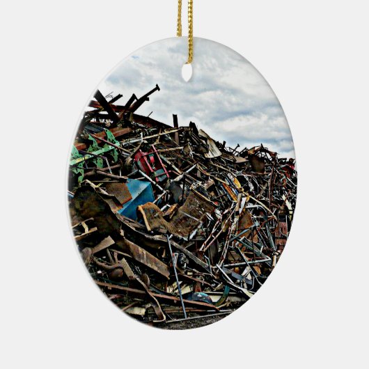 リサイクルのための金属のがらくたの山 セラミックオーナメント (右)