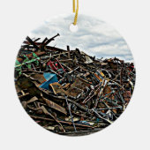 リサイクルのための金属のがらくたの山 セラミックオーナメント (正面)