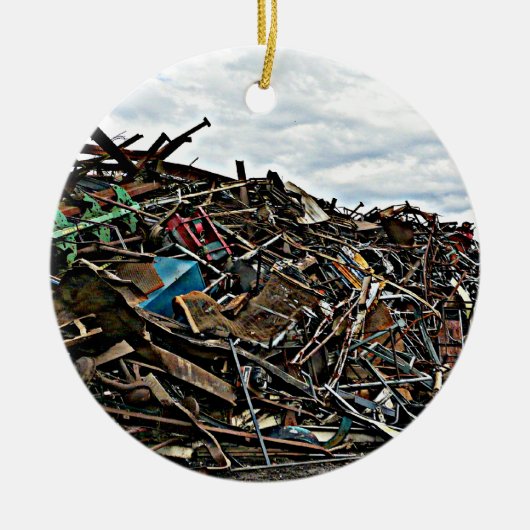 リサイクルのための金属のがらくたの山 セラミックオーナメント (正面)