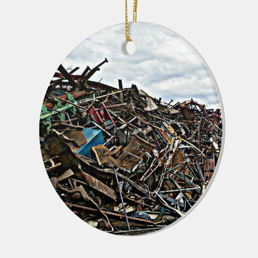 リサイクルのための金属のがらくたの山 セラミックオーナメント (左)