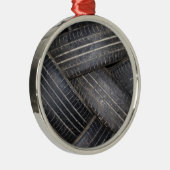 リサイクル用の古いタイヤ メタルオーナメント (右)