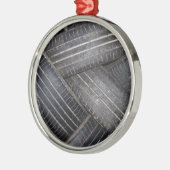 リサイクル用の古いタイヤ メタルオーナメント (左)