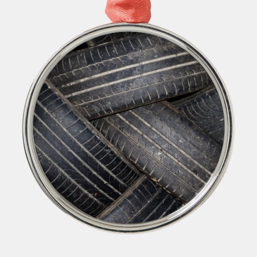 リサイクル用の古いタイヤ メタルオーナメント (正面)