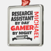 リサーチアシスタント遊がビデオゲームを愛 メタルオーナメント (左)