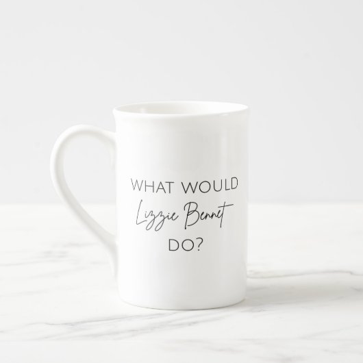 リジー・ベネットは何をする？ ボーンチャイナマグカップ (左)