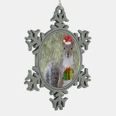 リスからのクリスマスプレゼント スノーフレークピューターオーナメント (左)