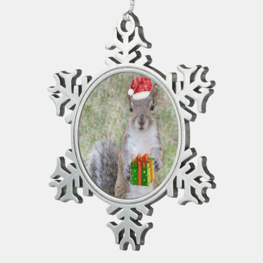 リスからのクリスマスプレゼント スノーフレークピューターオーナメント (右)