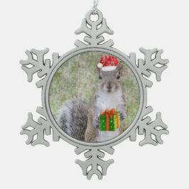 リスからのクリスマスプレゼント スノーフレークピューターオーナメント