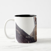 リスがあなたのコーヒーカップを見ている ツートーンマグカップ (左)