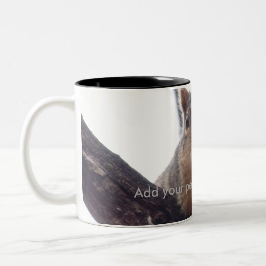 リスがあなたのコーヒーカップを見ている ツートーンマグカップ (左)