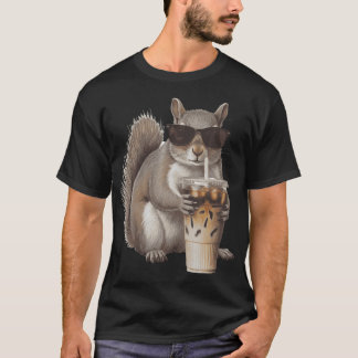 リスがアイスコーヒーを飲む おもしろ動物デザイン Tシャツ