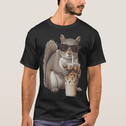 リスがアイスコーヒーを飲む おもしろ動物デザイン Tシャツ (正面)