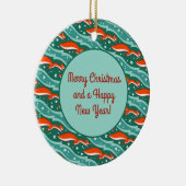 リスがクリスマスツリーの上で雪の中でジャンプする セラミックオーナメント (右)